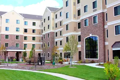 Image de King Suite Near Syracuse University | Free Breakfast + Fitness Center