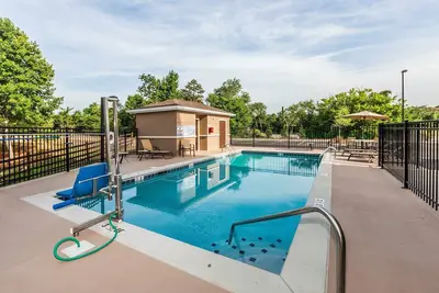 Image de Studio Suite Near Turkey Creek Shopping District | Shared Outdoor Pool + 24h Business Center