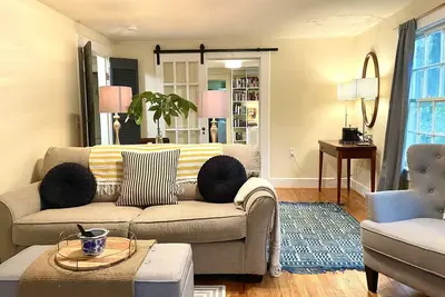 Image de Charming, 2 Blocks From Campus, Light-Filled, \nGARDEN, Fire Pit, TVs in Garden