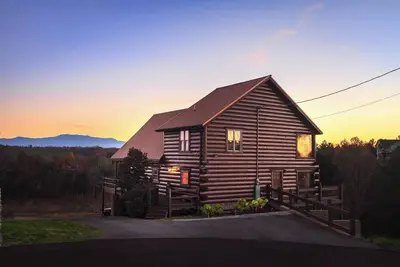 Image de Smoky Retreat – Lakefront Cabin – Mountain Views – Hot Tub & Game Room