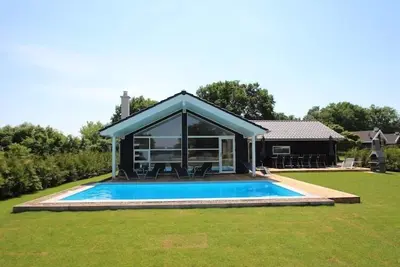 Image de Maison de vacances avec piscine et sauna au bord du lac Duemmer