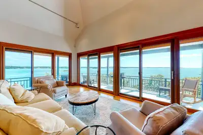 Image de Delightful oceanfront home with amazing views, wrap-around deck & two fireplaces