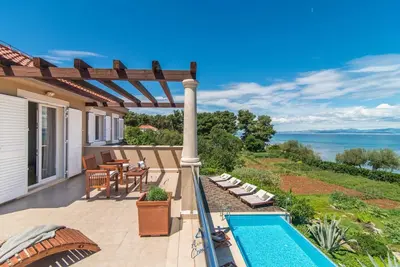 Image de Luxury 6-Br Waterfront Villa with Infinity Pool and direct access to a pebble beach