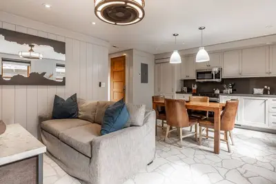 Spend Summer at North Lake Tahoe! Cozy Cottage Near Ski Resort and Beach, Ideal for Couples