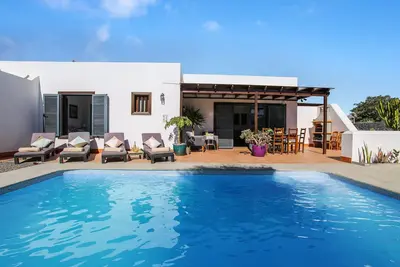 Image de Villa de vacances Casa Sultana près de la plage avec vue sur les montagnes, Wi-Fi et piscine.