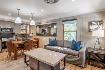 Image de Accessible Cottage Near Lake and Ski Resort with Two Covered Porches