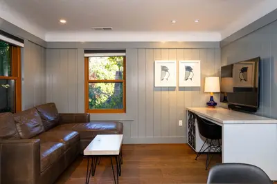Image de Tranquil Cottage Near Ski Resort with Filtered Lake and Mountain Views
