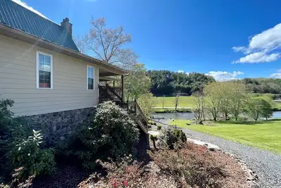 Image de Riverfront, Upscale, HotTub, Gameroom, 5 hole putting range, Wifi, Firepit, King beds