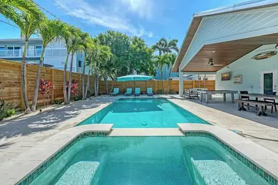 Image de Adorable Cottage Close to Beach w/Heated Pool & Hot Tub, Free WiFi & Trolley. . .