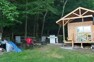 Image de Cabin by the Rocks 12 x12 rustic cabin