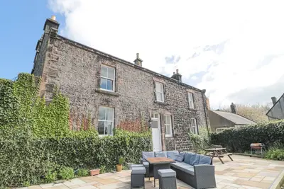 Jubilee House, pet friendly, with a garden in Embleton
