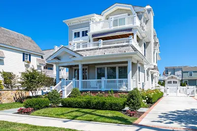 Image de Luxury Avalon Beach Block 6br/5. 5ba with Heated Pool & Hot Tub & Putting Green!