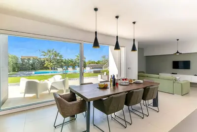 Image de Contemporary property with Terrace and Sunbathing Area