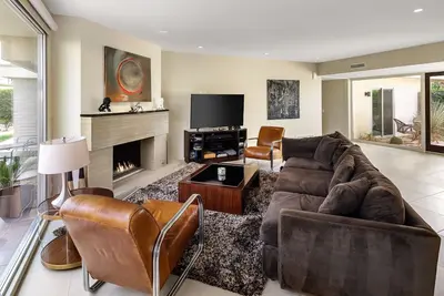 Image de Mid Century Modern-Stunning Mountain Views, Quiet, Clean, Bright & Open Design.
