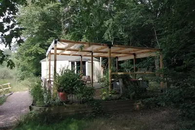 Image de Yourte contemporaine au bord d'un étang (pêche) Tout Nouveau