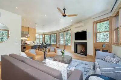 Image de The Tributary- Downtown Location Close to Skiing, Shops & Restaurants