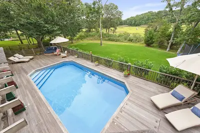 Image de Available 2nd half of August - Sunny Chic Decorator Sag Harbor Home