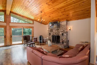 Image de Upper House with Popcorn Machine & Theater Room