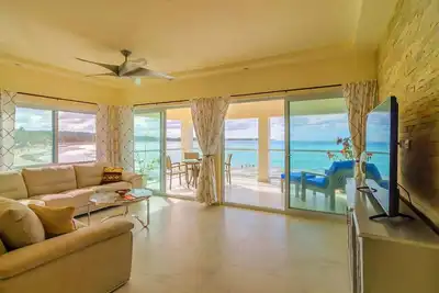 Image de Top-Floor 3bd Beachfront Penthouse, Amazing Sea Views, Pool, Central Location!