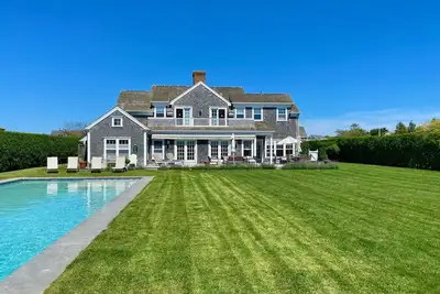 Image de Gorgeous Sconset home. Huge pool, and car rental option!