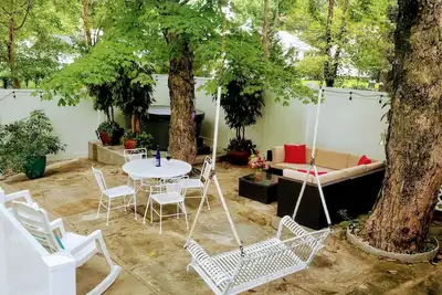 Image de Spacious 2 Br, 1 1\/2 baths, hot tub, pool table, outside room, full kitchen