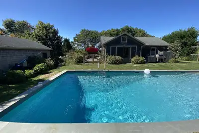 Image de Beautiful Southampton Cottage with Saltwater Pool steps from Bay