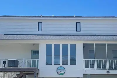 Image de Ready for your Family Retreat - Private Canal Access & Steps from the Beach