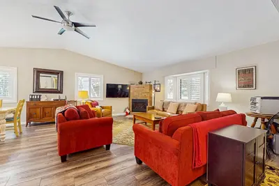 Image de Fully updated home near the lake with full kitchen & free WiFi