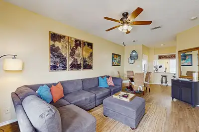 Image de Dog-friendly getaway near the beach with heated outdoor pool & 2 hot tubs