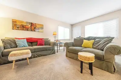 Image de Long Stay - Stylish, Cozy, Location, Value!