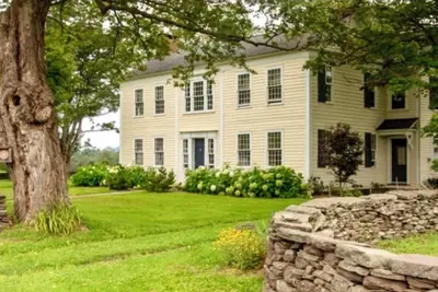Image de 200+ Years of History at Mark’s Good Apples Farm. Paint, hike, cook, ski, music.