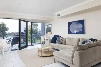 Image de On the Beach: Family Stay, Rock Pools & Views
