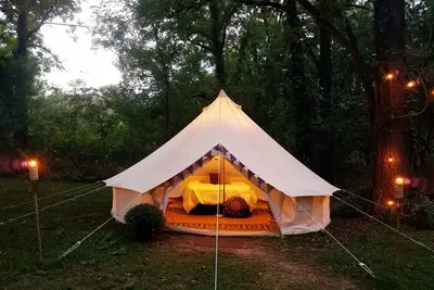 Image de Large Bell Tent on the Kings River!