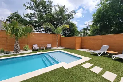 Image de Getaway to Tabby Shack Ssi. . . new heated Pool, 3b\/2ba, near beach & village, dogs