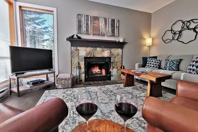 Image de True Ski In-Out townhome: 100’ to slopes (Hot Tub, Fp, Wd)