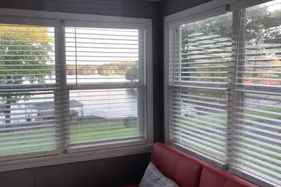 Cozy lakefront cottage (only minutes away from Oaklawn Park & Casino)