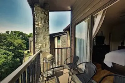 Image de 2b\/2b Condo on Comal River just across Schlitterbahn