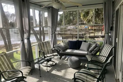 Image de “Captain’s Quarters” Lake Murray vacation home, awesome views, close to marina.