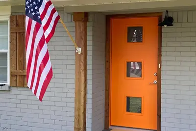 Image de Orange Door - Entire House - 0. 6 mi to Square & 30 steps to trails