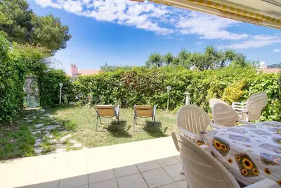 Appartement avec jardin privé et piscine 1km plage
