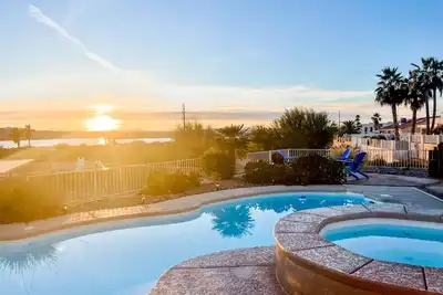 Image de Lake View Resort compound-6 bedrooms-2 casitas -pool house- pool & spa