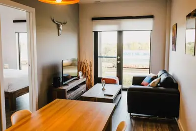 Image de Stylish 1br Suite with Gym, Near Outlet Collection