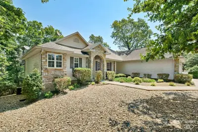 Image de We 3 Kings near golf, trails, lakes, and more!
