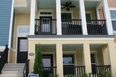 Image de New two story townhome with plenty of outdoor space.
