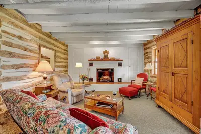 Image de Historic Log Cabin Retreat Near Town on 5-Stunning Acre's!