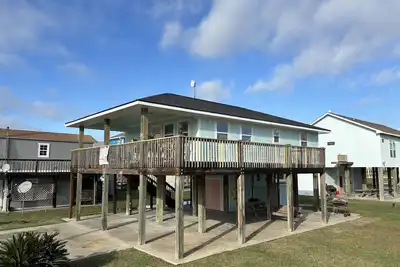 Image de Free to Beach! ! Cozy Crystal Beach Getaway – Steps from the Beach! ! !