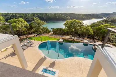 Image de Lakeside Family Fun: Pool, Private Dock, Deep Water Cove!