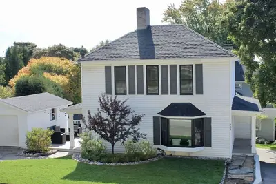 Image de Wonderful Downtown Harbor Springs Cottage, quick walk to shops and restaurants!