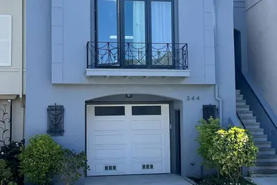 Image de Modern 4 Bedroom/4 Bathroom- Superb location!