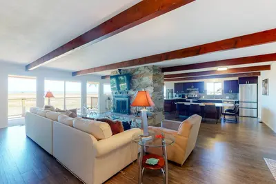 Image de Dog-Friendly Retreat w/ Bay Views, a Spacious Deck, & Secluded Feel